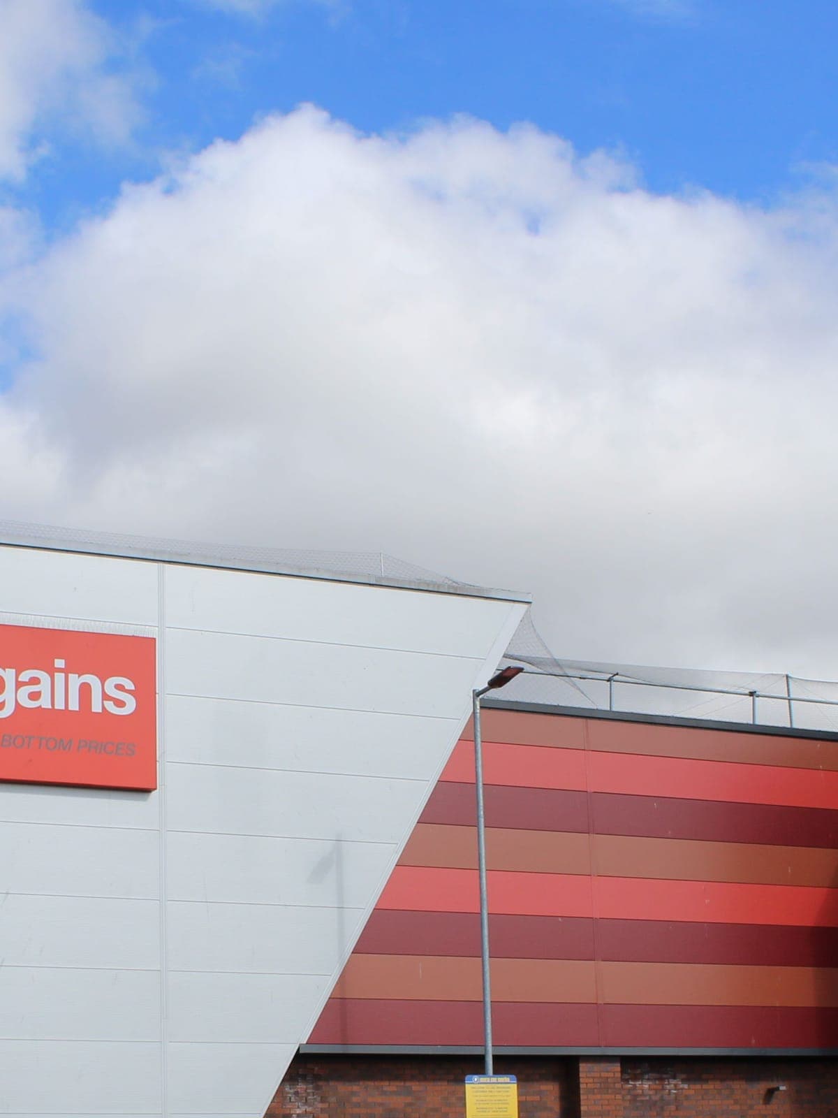 The side wall: silver cladding cut on a diagonal across red and orange bands